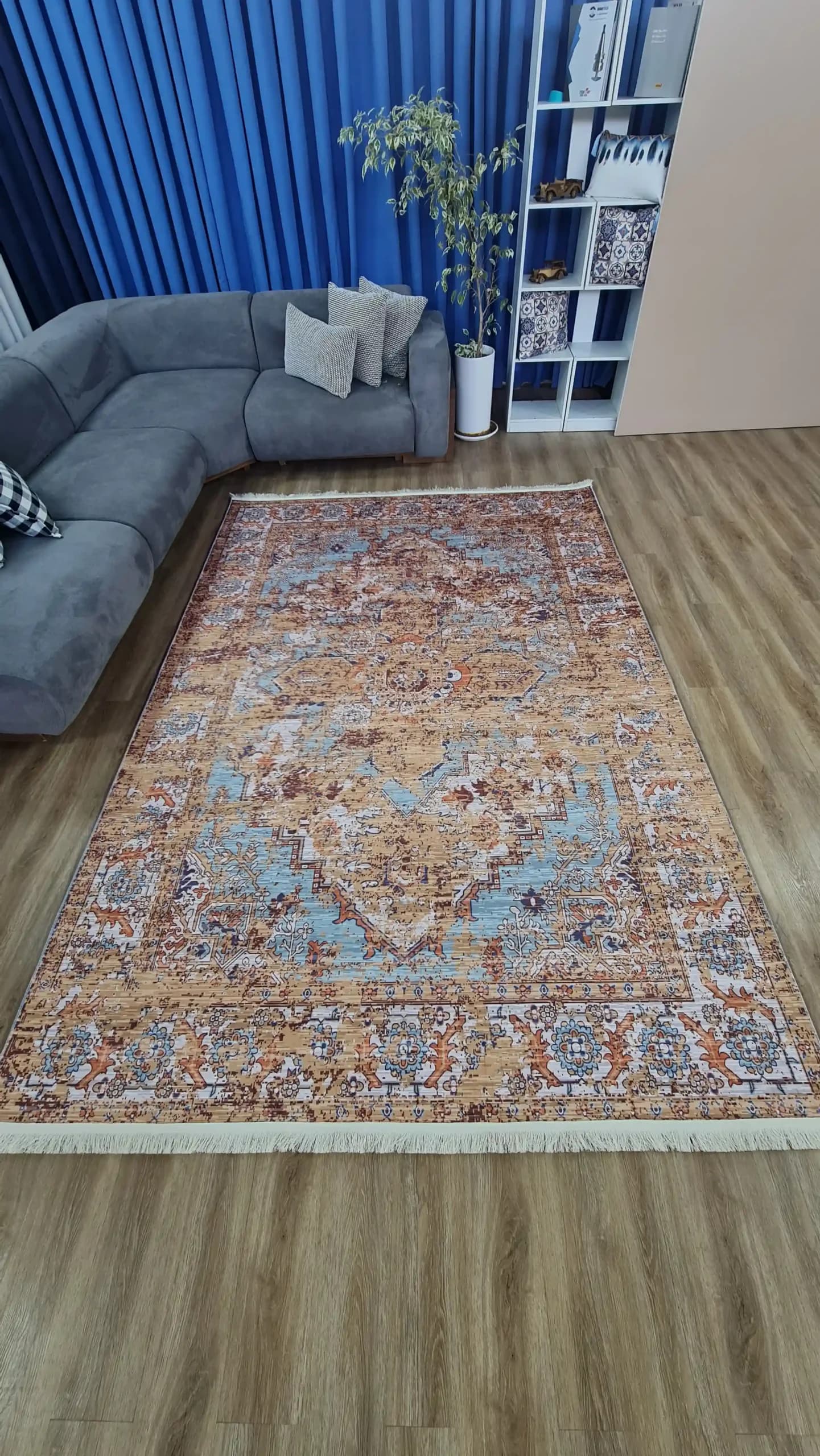 فرشینه مدرن طرح وینتیج M106 | با رنگهای کرم، نارنجی و آبی — تصویر ۳