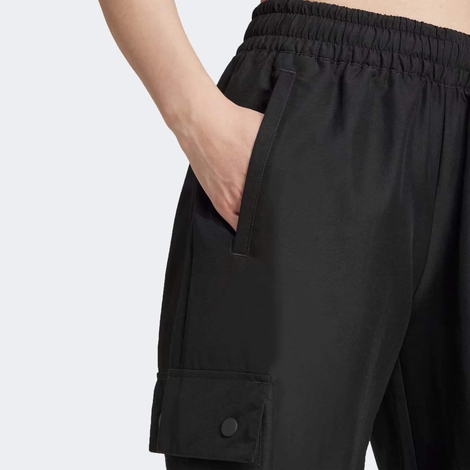 شلوار زنانه آدیداس مدل Essentials Woven Cargo Pants — تصویر ۶