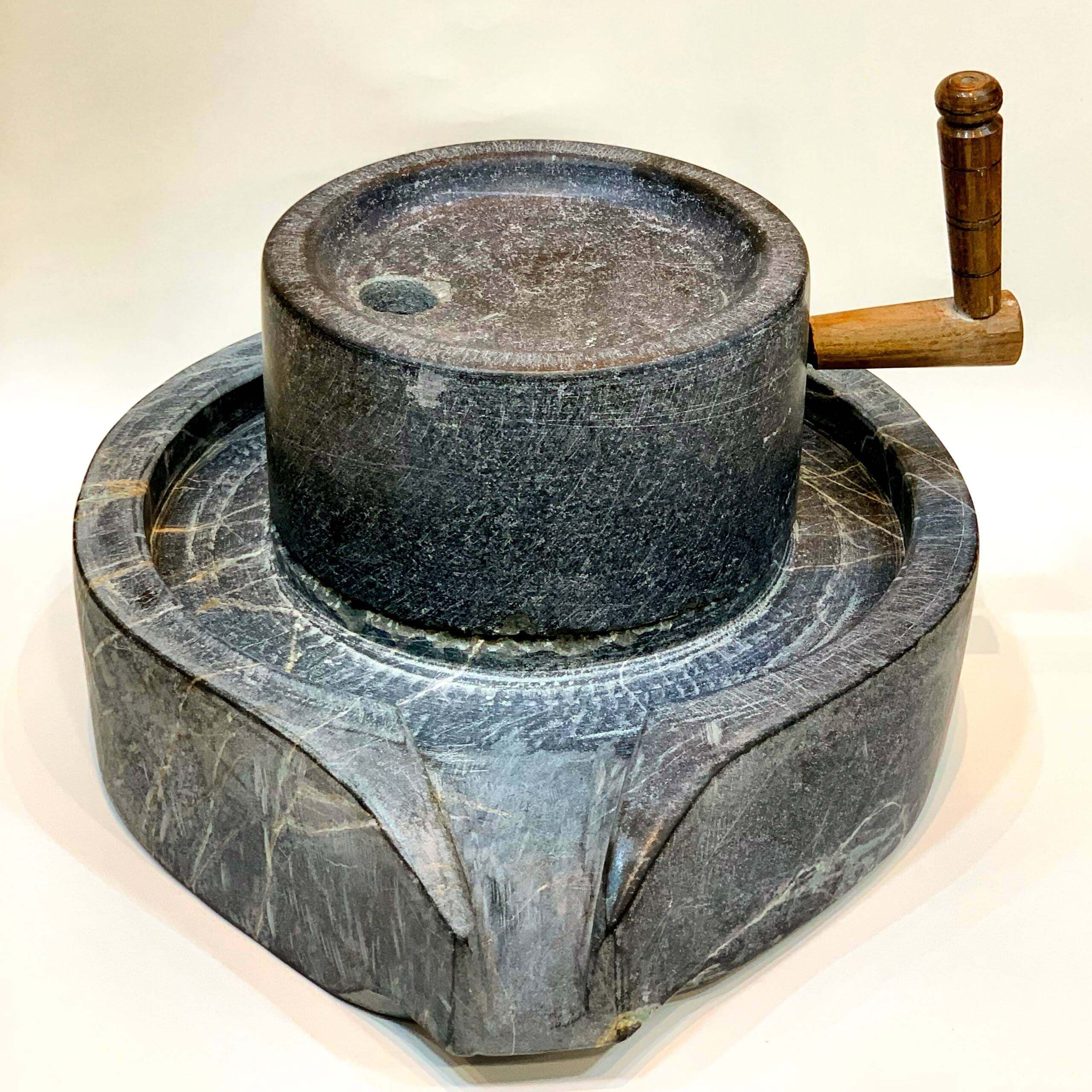 آسیاب سنگی سیاه سنگ — تصویر ۶