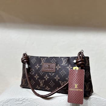 کیف دوشی چرم زنانه GUCCI مدل 4957 — تصویر ۳
