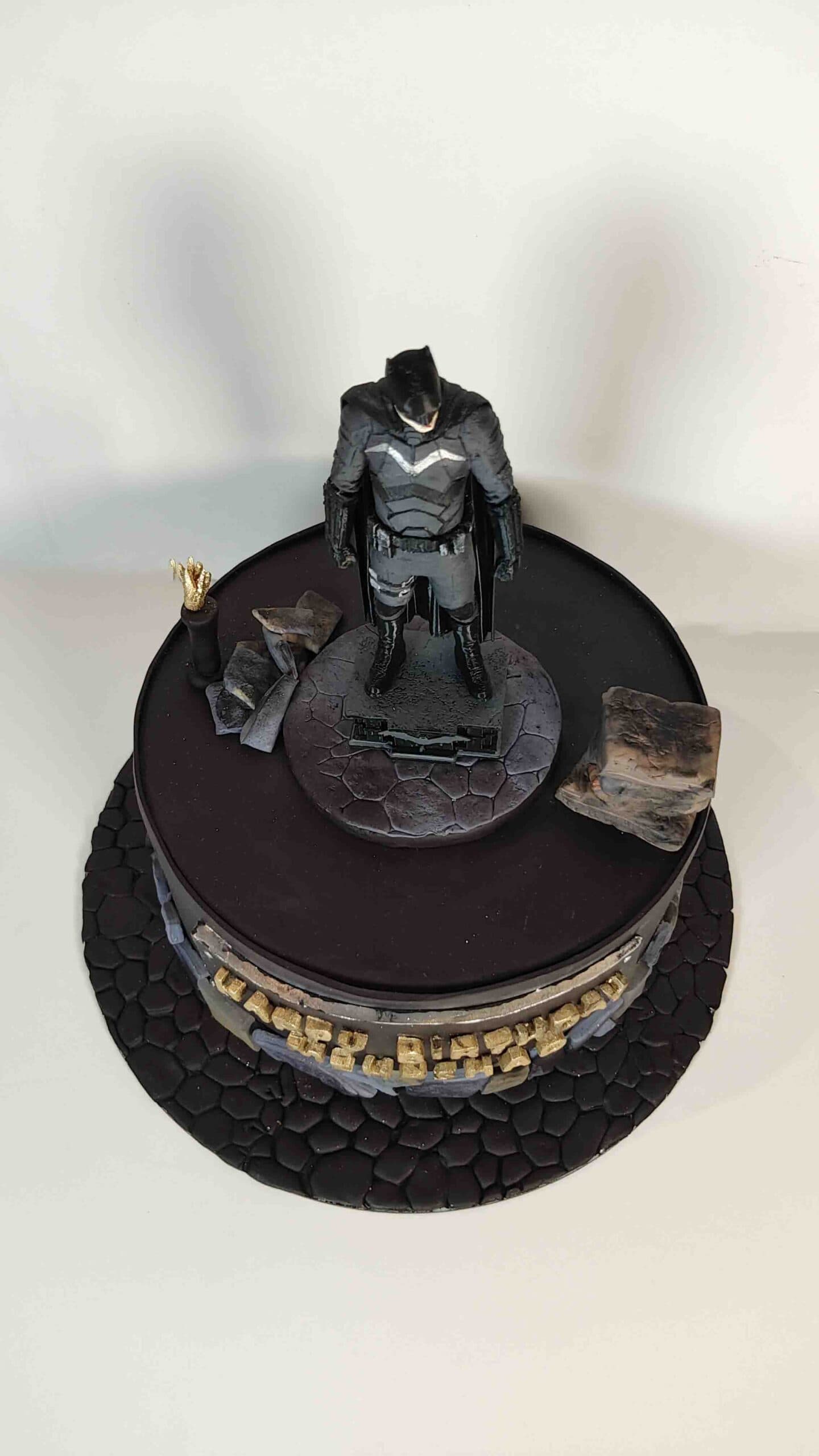 🎂🦇 کیک فیگور یوهولند طرح بتمن | Batman Figure Cake | ترکیب کیک تولد و فیگور دکوری — تصویر ۵