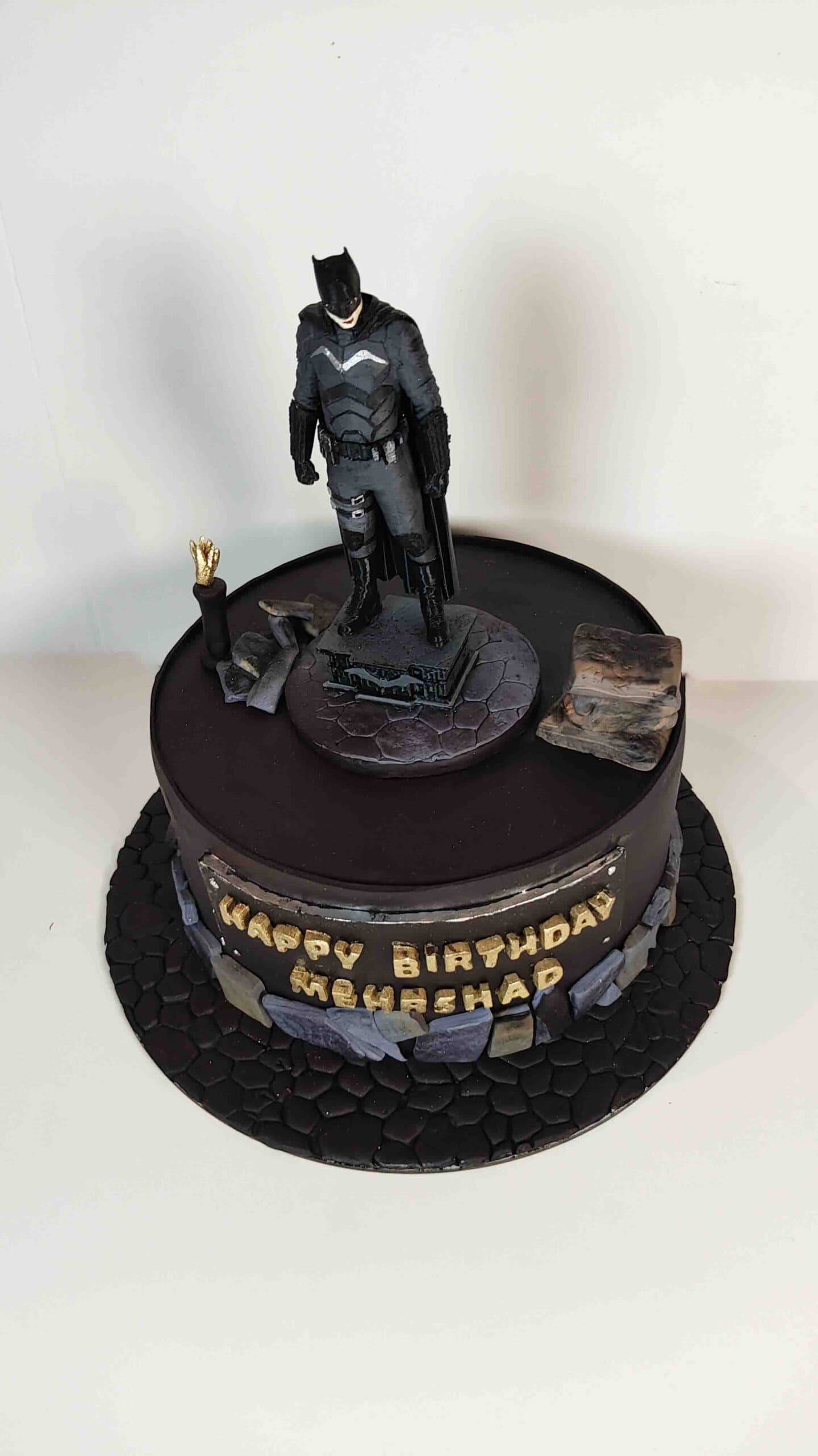 🎂🦇 کیک فیگور یوهولند طرح بتمن | Batman Figure Cake | ترکیب کیک تولد و فیگور دکوری — تصویر ۱۲