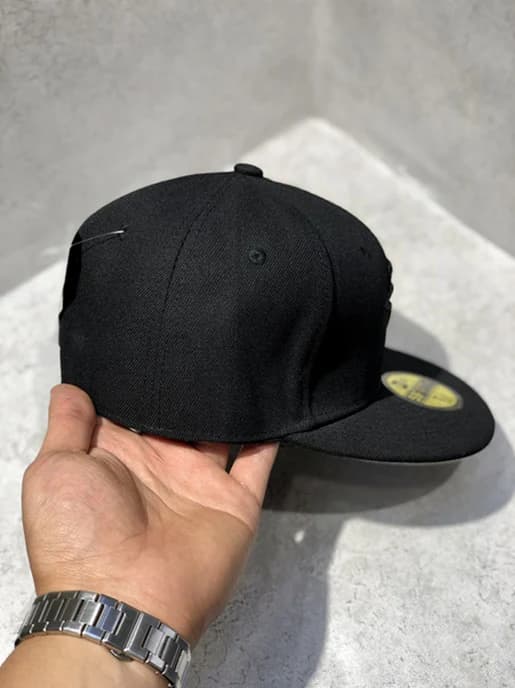 کلاه کپ برند New Era فیت بک سایز 1/8 7 طرح Jay مشکی — تصویر ۴