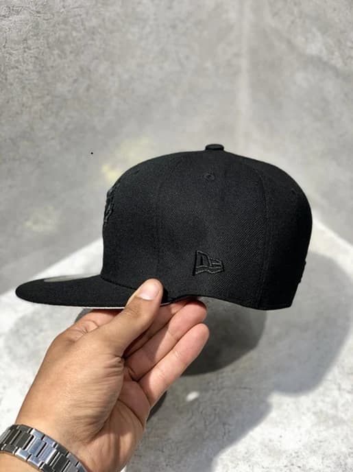 کلاه کپ برند New Era فیت بک سایز 1/8 7 طرح Jay مشکی — تصویر ۶
