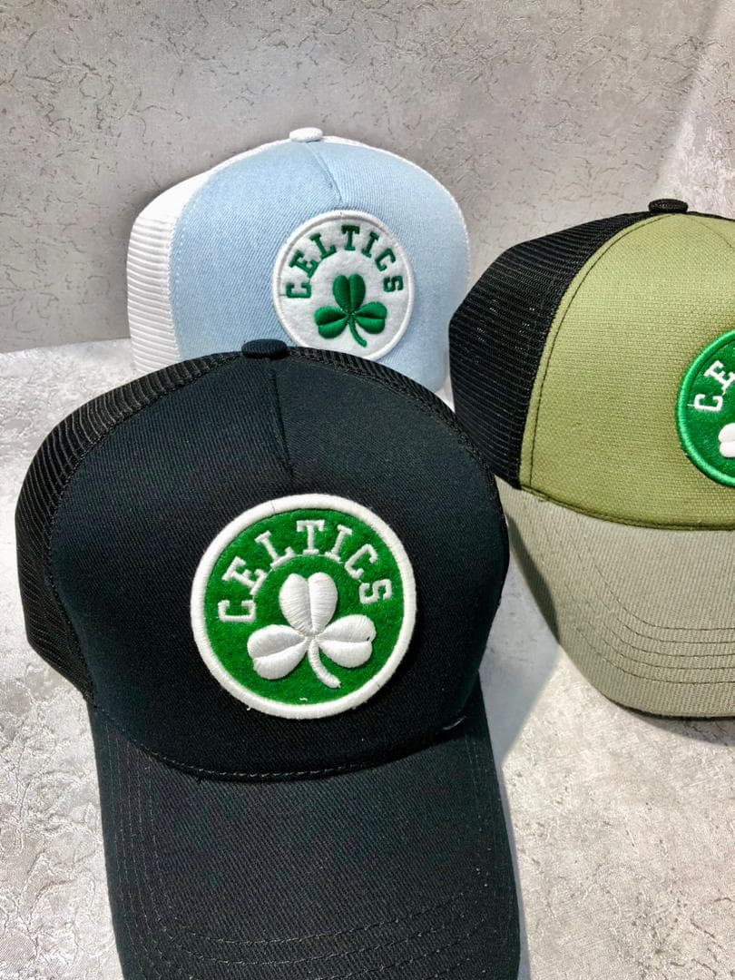 کلاه بیسبالی پشت توری مستر کوالیتی طرح تیم Celtics — تصویر ۵