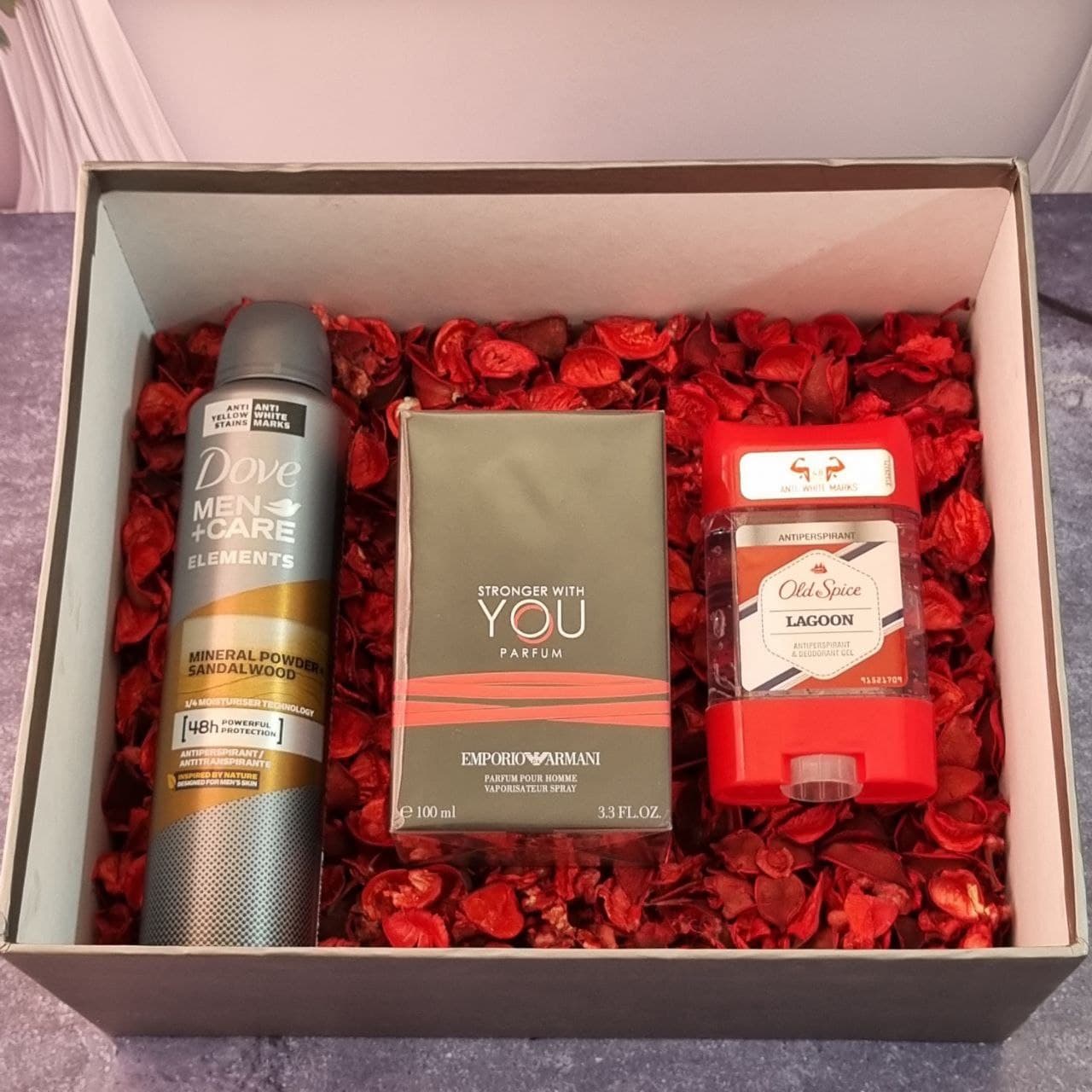 پک هدیه مردانه کد19 | عطر استرانگر ویت یو پارفوم + اسپری داو + مام — تصویر ۳