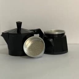 قهوه ساز موکاپات 3 کاپ مشکی قهوه جوش سه کاپ مشکی قهوه خوری مشکی — تصویر ۴