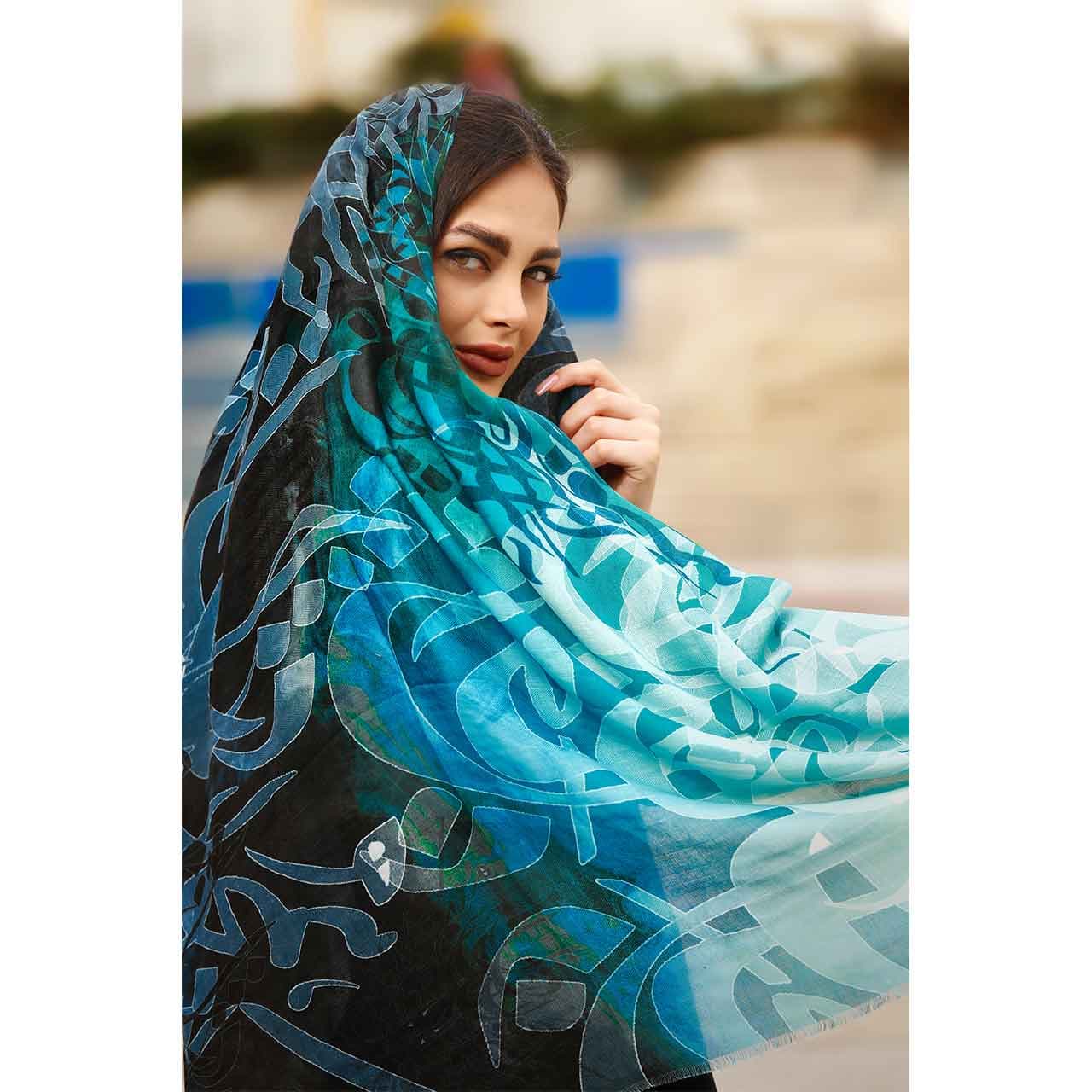 روسری نخی زنانه طرح خطاطی کد 04 — تصویر ۵