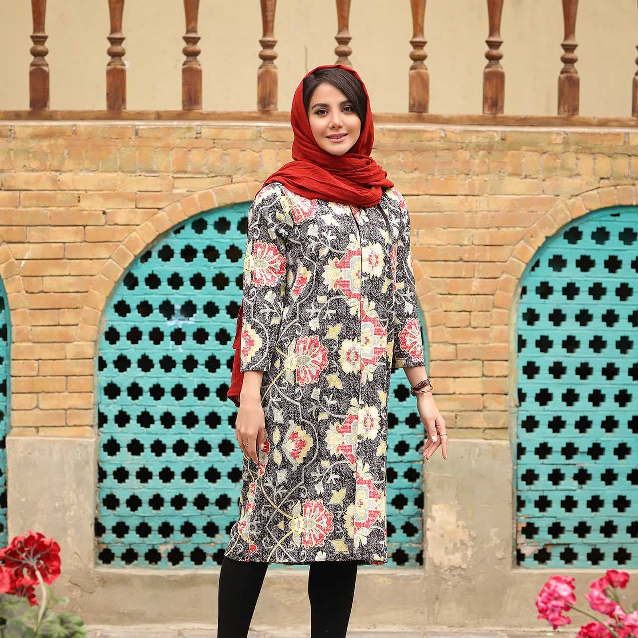مانتو زنانه پارسی طرح فرش لارستان — تصویر ۴