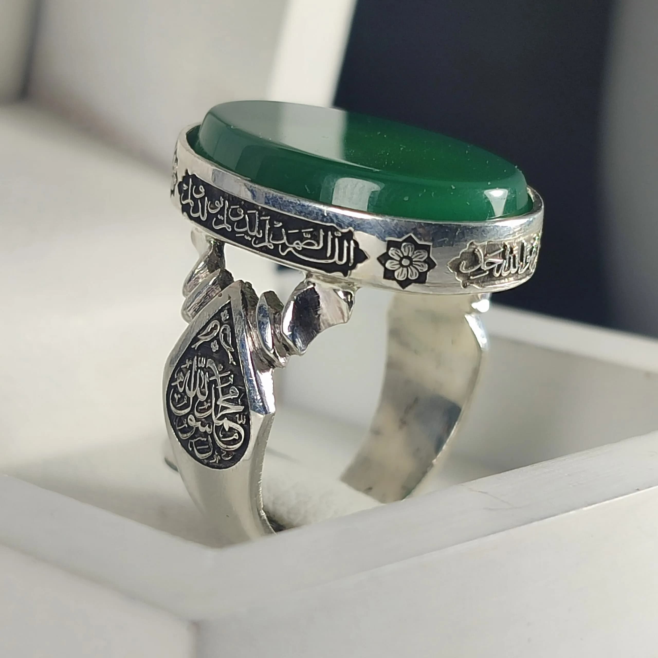 انگشتر نقره باسنگ عقیق سبز ذکر روی رکاب (سوره ی توحید) ذکر و بغل رکاب (الله جل جلاله) کد 2320 — تصویر ۱۱