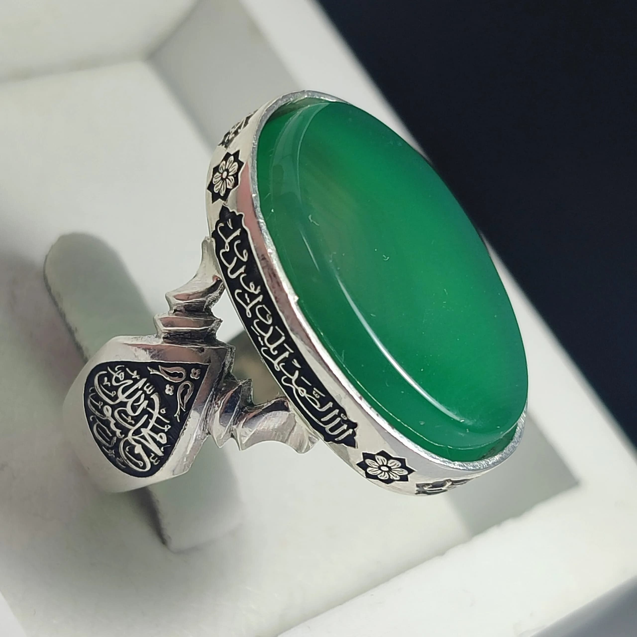 انگشتر نقره باسنگ عقیق سبز ذکر روی رکاب (سوره ی توحید) ذکر و بغل رکاب (الله جل جلاله) کد 2320 — تصویر ۷