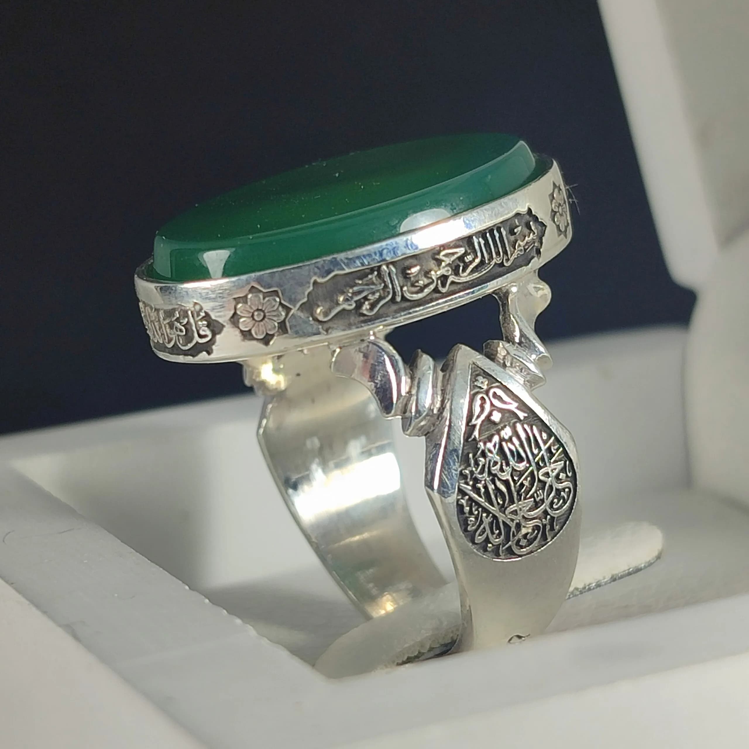 انگشتر نقره باسنگ عقیق سبز ذکر روی رکاب (سوره ی توحید) ذکر و بغل رکاب (الله جل جلاله) کد 2320 — تصویر ۱۲