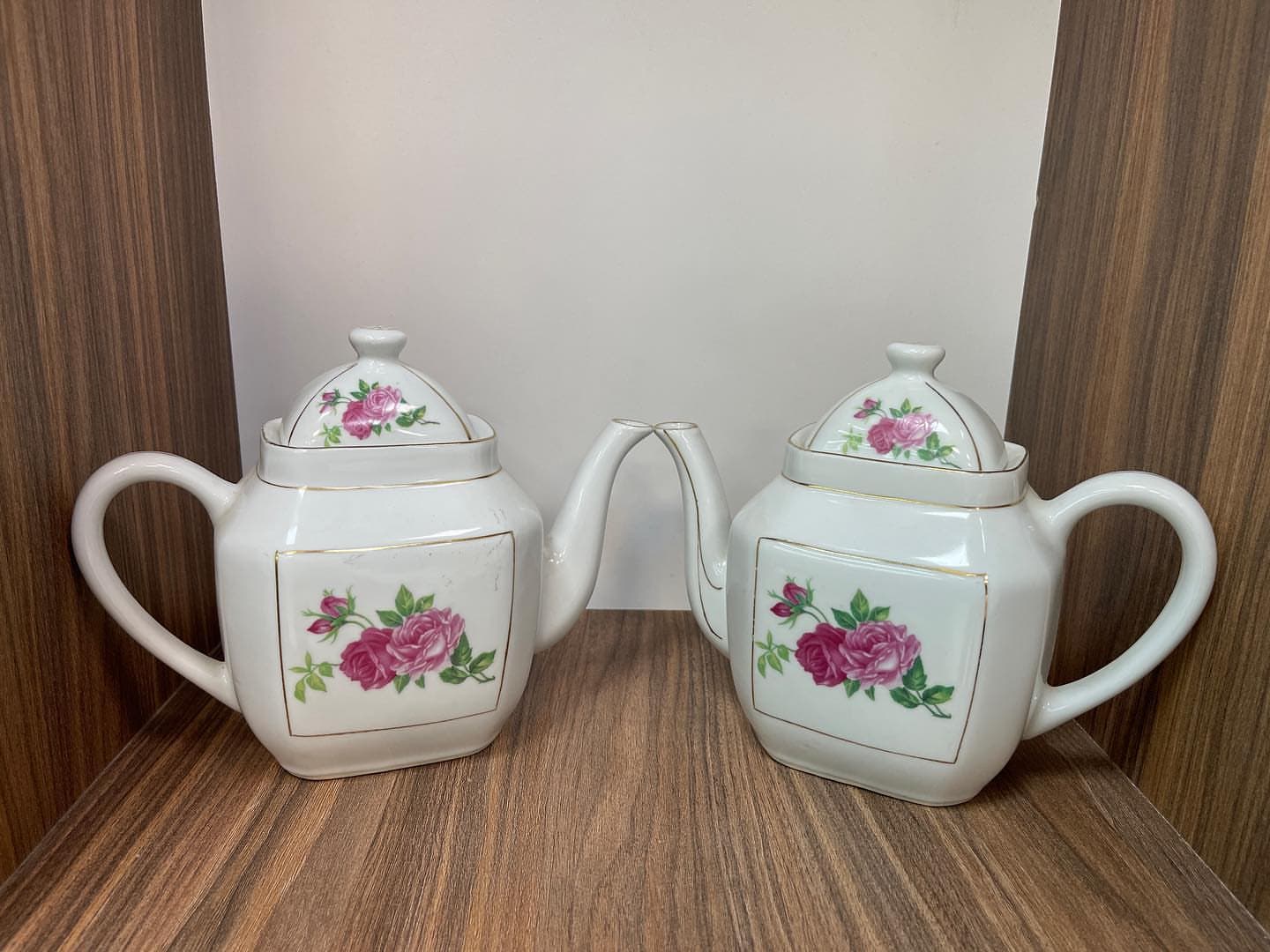 یک جفت قوری کتابی گل رز قدیمی