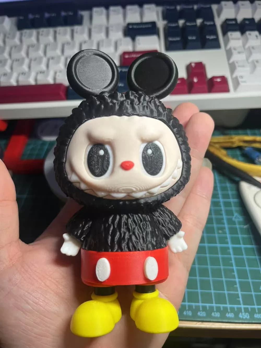 🧸 عروسک لبوبو مدل میکیموس (Mickey Mouse) | رنگآمیزی دستی | چاپ سهبعدی +PLA | ارتفاع ۱۳ سانتیمتر — تصویر ۱۰