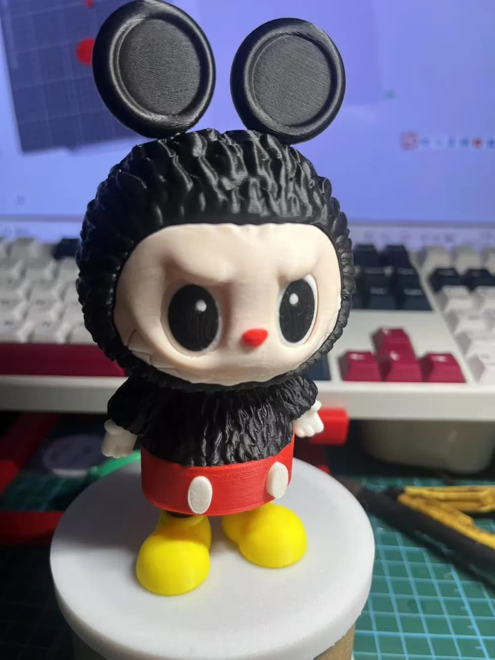 🧸 عروسک لبوبو مدل میکیموس (Mickey Mouse) | رنگآمیزی دستی | چاپ سهبعدی +PLA | ارتفاع ۱۳ سانتیمتر — تصویر ۸