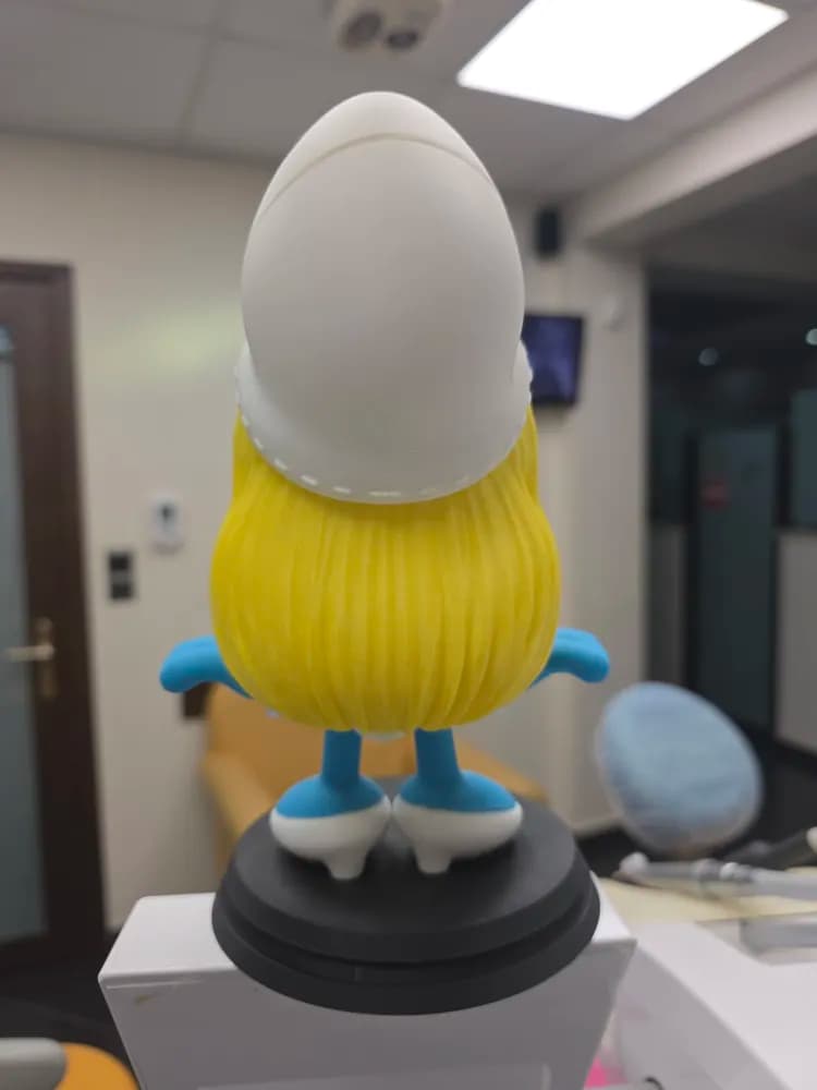 💙 فیگور اسمورفِت (Smurfette) | چاپ سهبعدی رنگشده | +PLA | ارتفاع ۲۱ سانتیمتر — تصویر ۱۲