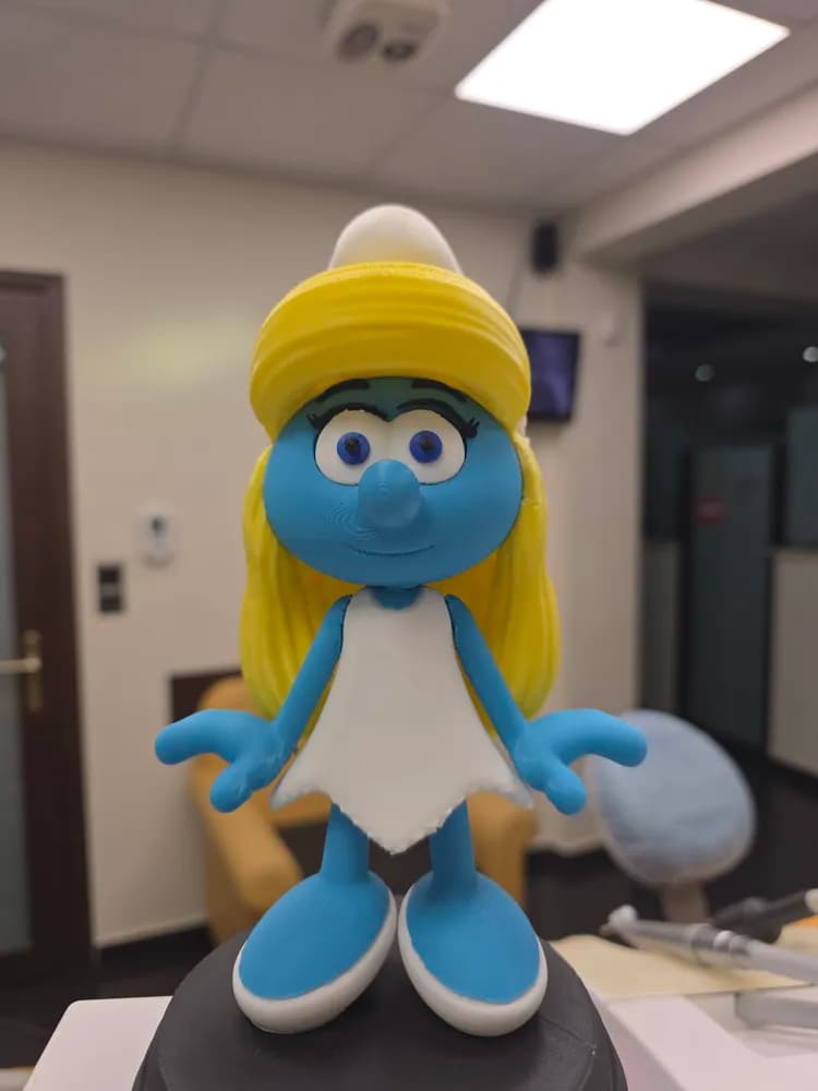 💙 فیگور اسمورفِت (Smurfette) | چاپ سهبعدی رنگشده | +PLA | ارتفاع ۲۱ سانتیمتر — تصویر ۵
