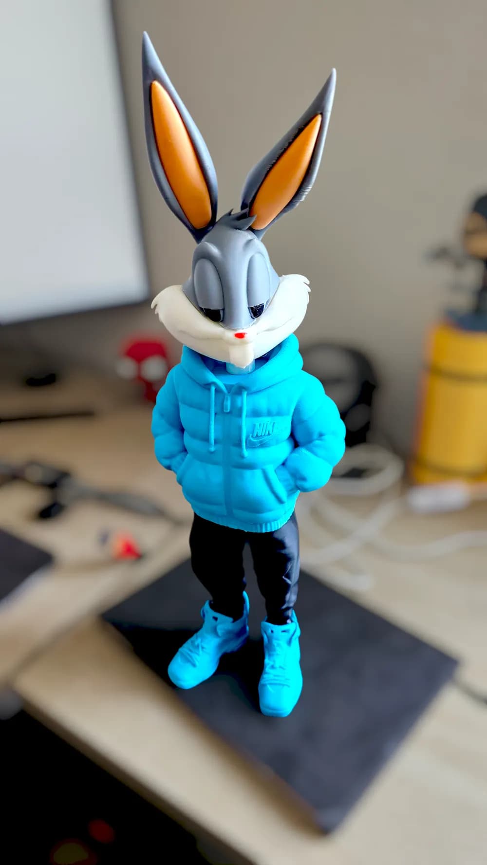 🐰 فیگور باگز بانی با استایل خیابانی | چاپ سهبعدی رنگشده | +PLA | ارتفاع ۳۴ سانتیمتر — تصویر ۷