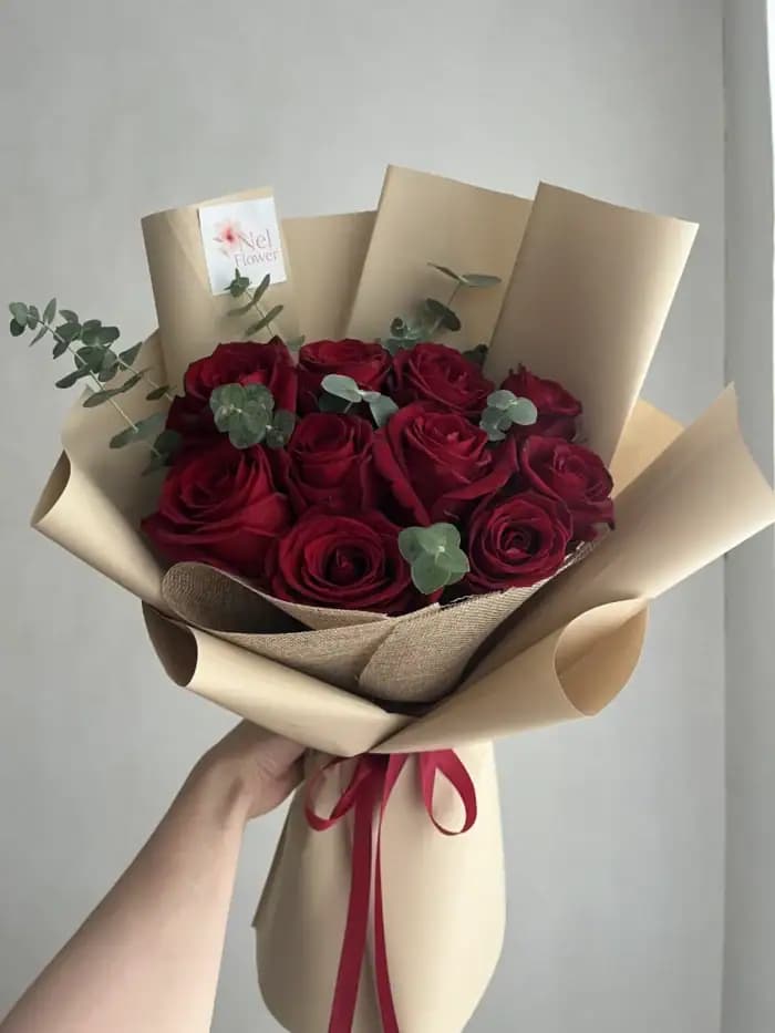 دسته گل رز قرمز کد 2050 – بلورا — تصویر ۵