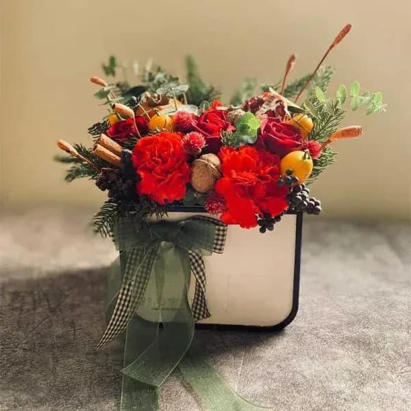 باکس گل شب چله روشانا – فروشگاه آنلاین گل فلوشا Flowsha