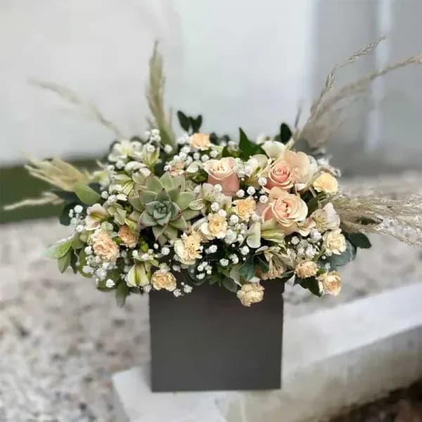 باکس گل برای هدیه رسمی لیپورا – فروشگاه آنلاین گل فلوشا — تصویر ۳