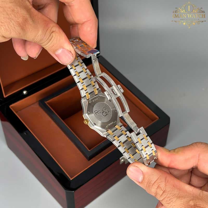 ساعت زنانه اودمار پیگه دو رنگ طلایی نقره ای صفحه مشکی Audemars piguet 2022 — تصویر ۹