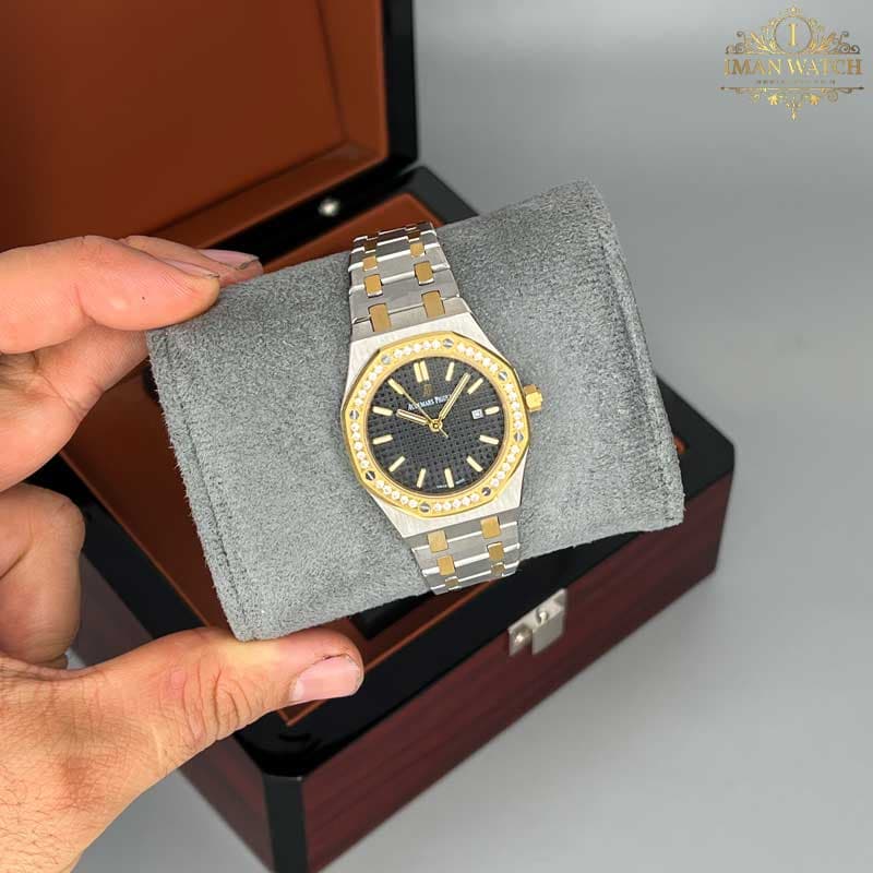 ساعت زنانه اودمار پیگه دو رنگ طلایی نقره ای صفحه مشکی Audemars piguet 2022 — تصویر ۳