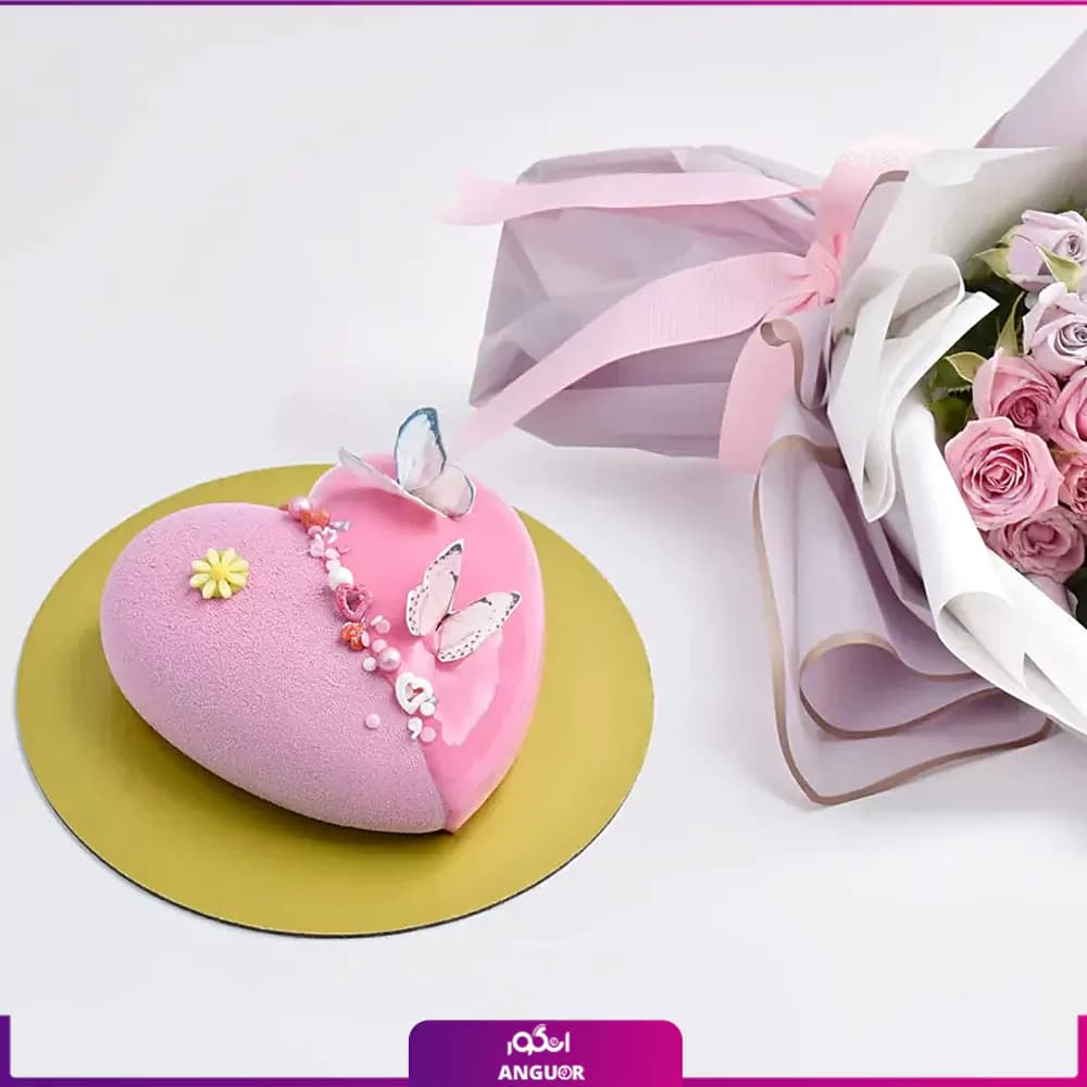 دسته گل رز مینیاتوری به همراه کیک قلبی — تصویر ۴