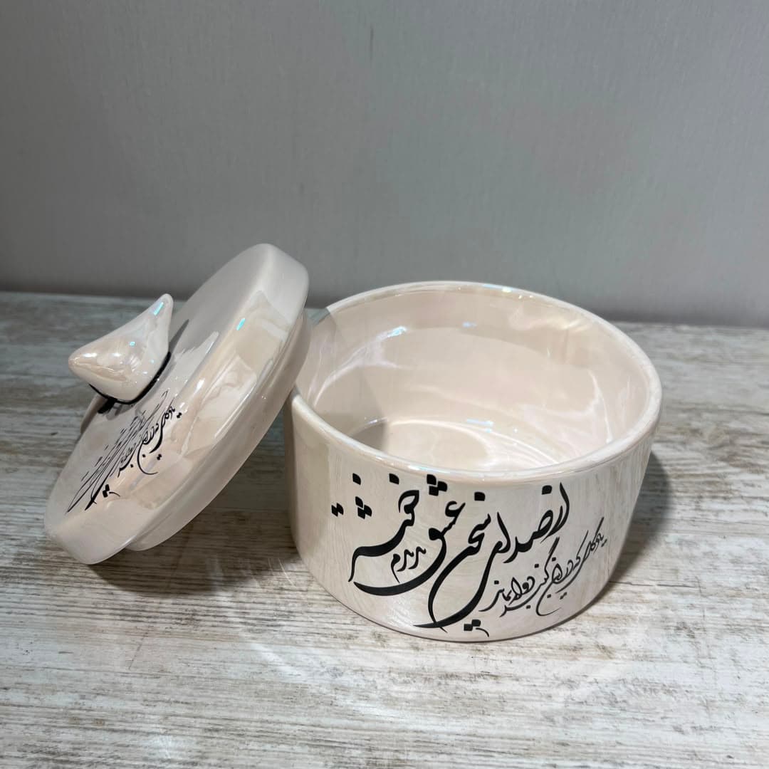 شکلات خوری گرد لیبل مشکی سرامیکی دستساز طرح صدای سخن عشق رنگ سفید — تصویر ۹