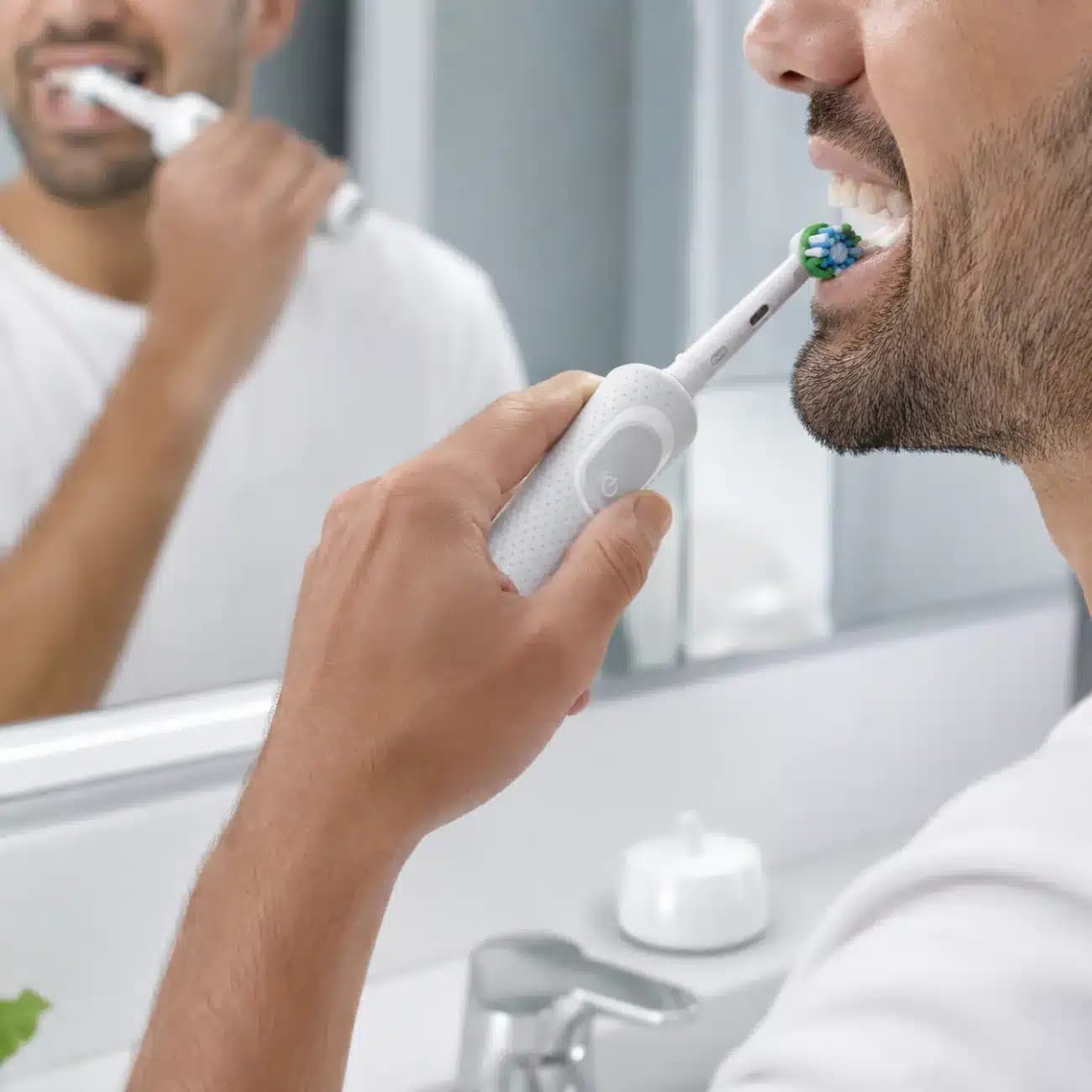 مسواک برقی شارژی اورال بی Oral-B مدل Vitality Precision Clean — تصویر ۱۰