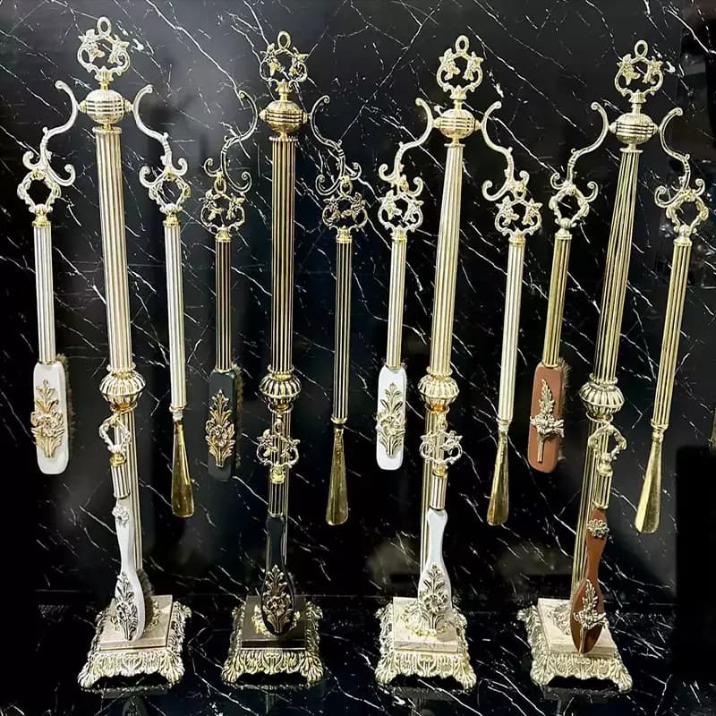 پاشنه کش برنزی پایه دار — تصویر ۳