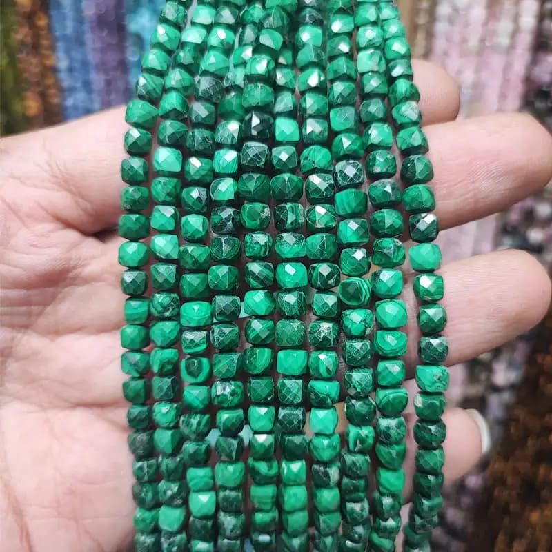 ریسه سنگ مالاکیت مکعبی سایز ۴ تراش کد13261 — تصویر ۳