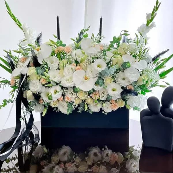 سبد گل مراسم ترحیم کندیس – فروشگاه اینترنتی گل فلوشا Flowhsa — تصویر ۳