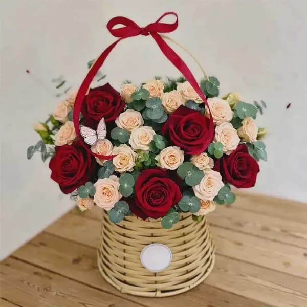 سبد گل عاشقانه رزیتا – فروشگاه اینترنتی گل فلوشا Flowhsa — تصویر ۳