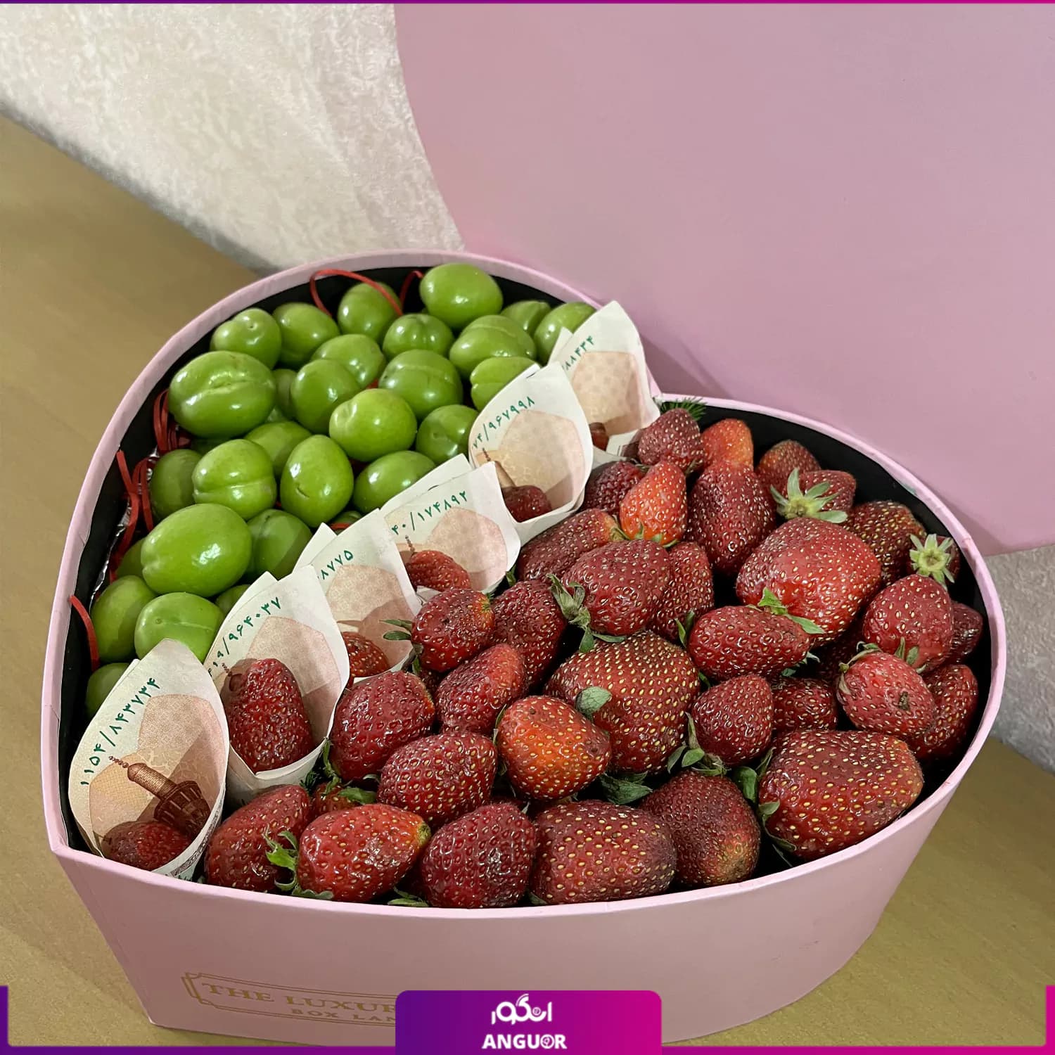 باکس نوبرانه (ترکیب زیبای توت فرنگی و آلوچه) و پول نقد — تصویر ۳