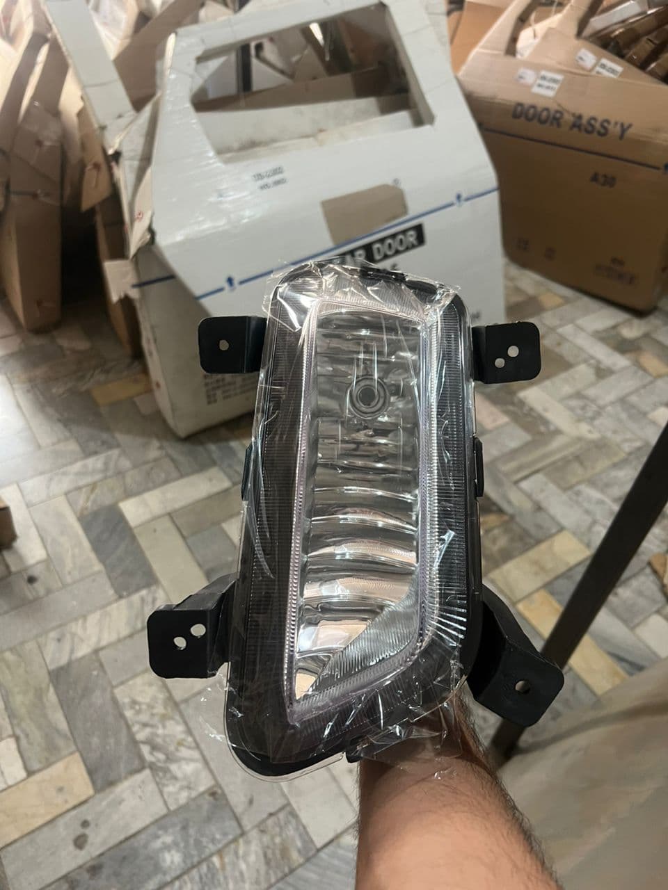 پروژکتور جلو راست کی ام سی تی 8 — تصویر ۱۰
