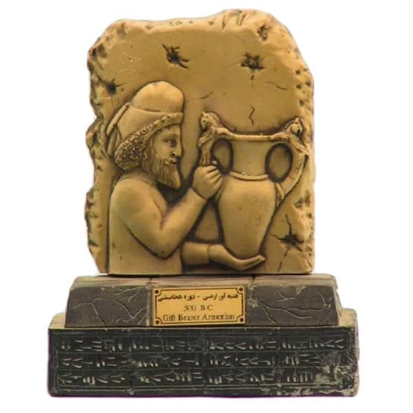 مجسمه پایه دار هدیه آور ارمنی کد MO2480
