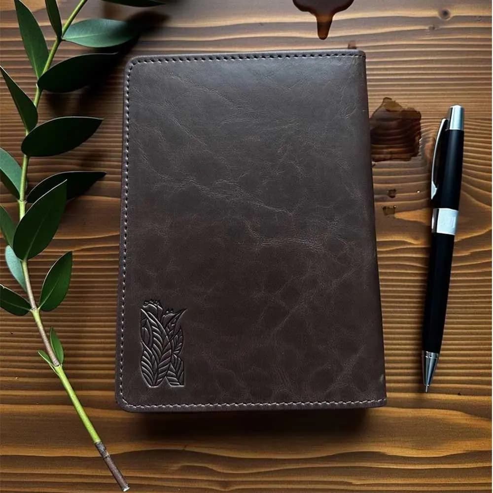 سر رسید 1405 جلد چرم پنج شنبه و جمعه با هم سایز 12 × 17 سانت (یک هشتم) — تصویر ۴