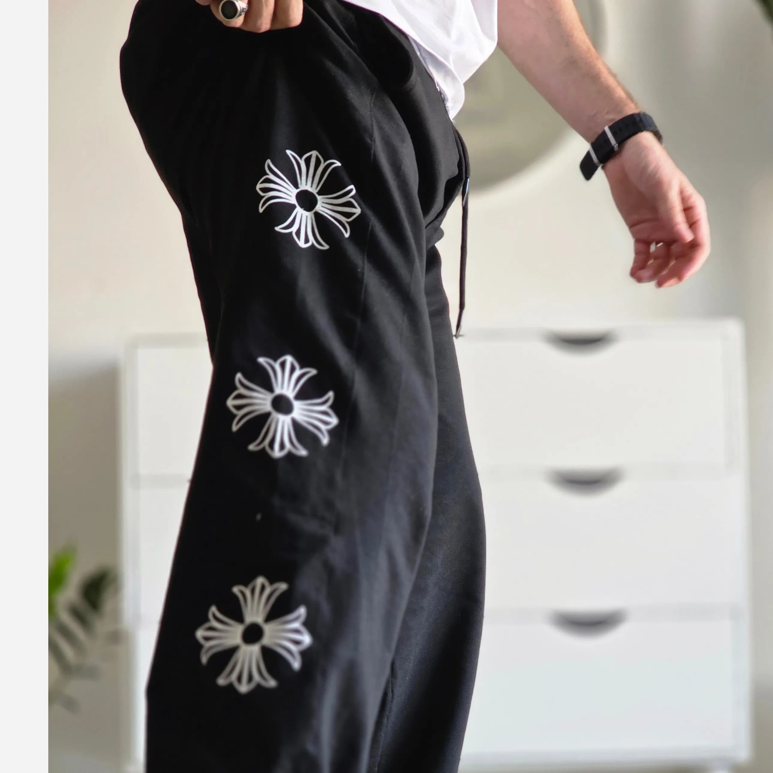 شلوار اسلش بگ کروم هارتز رنگ مشکی جنس گلکسی اسپان سایز XXL و XXXL — تصویر ۳