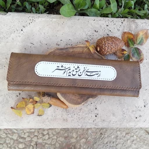 جعبه مضراب سنتور چرم عسلی، خوشنویسی از صدای سخن عشق ندیدم خوشتر
