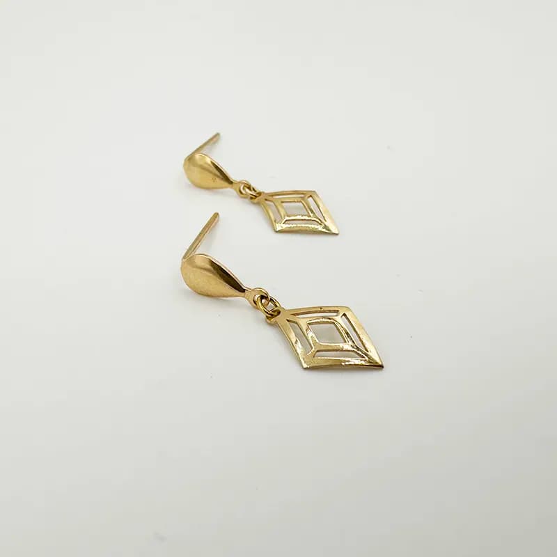 گوشواره طلا 18 عیار زنانه مدل لوزی کد 104 — تصویر ۵