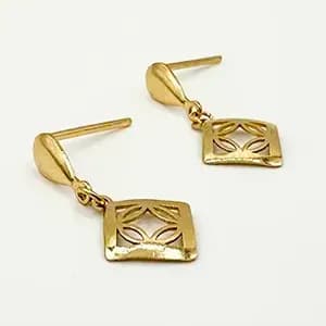 گوشواره طلا 18 عیار زنانه مدل لوزی کد 103 — تصویر ۴