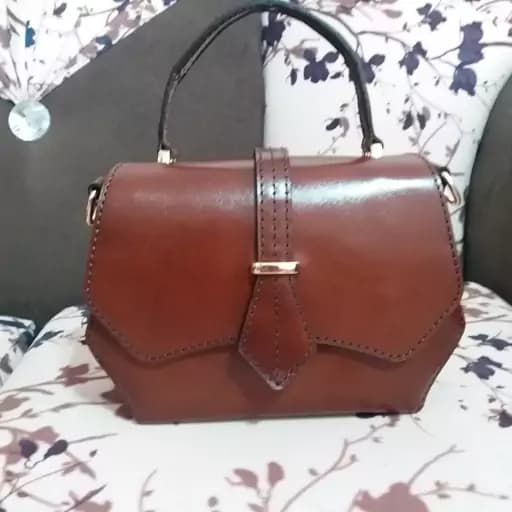 کیف زنانه دستی رو دوشی با چرم طبیعی گاوی