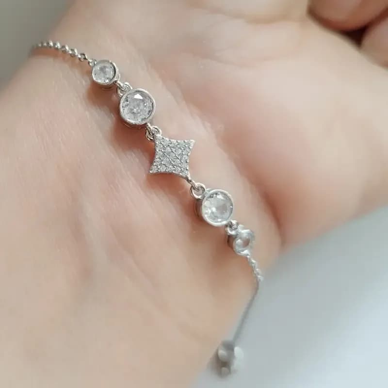 دستبند نقره زنانه عیار 925 با روکش طلا سفید طرح جواهری — تصویر ۴
