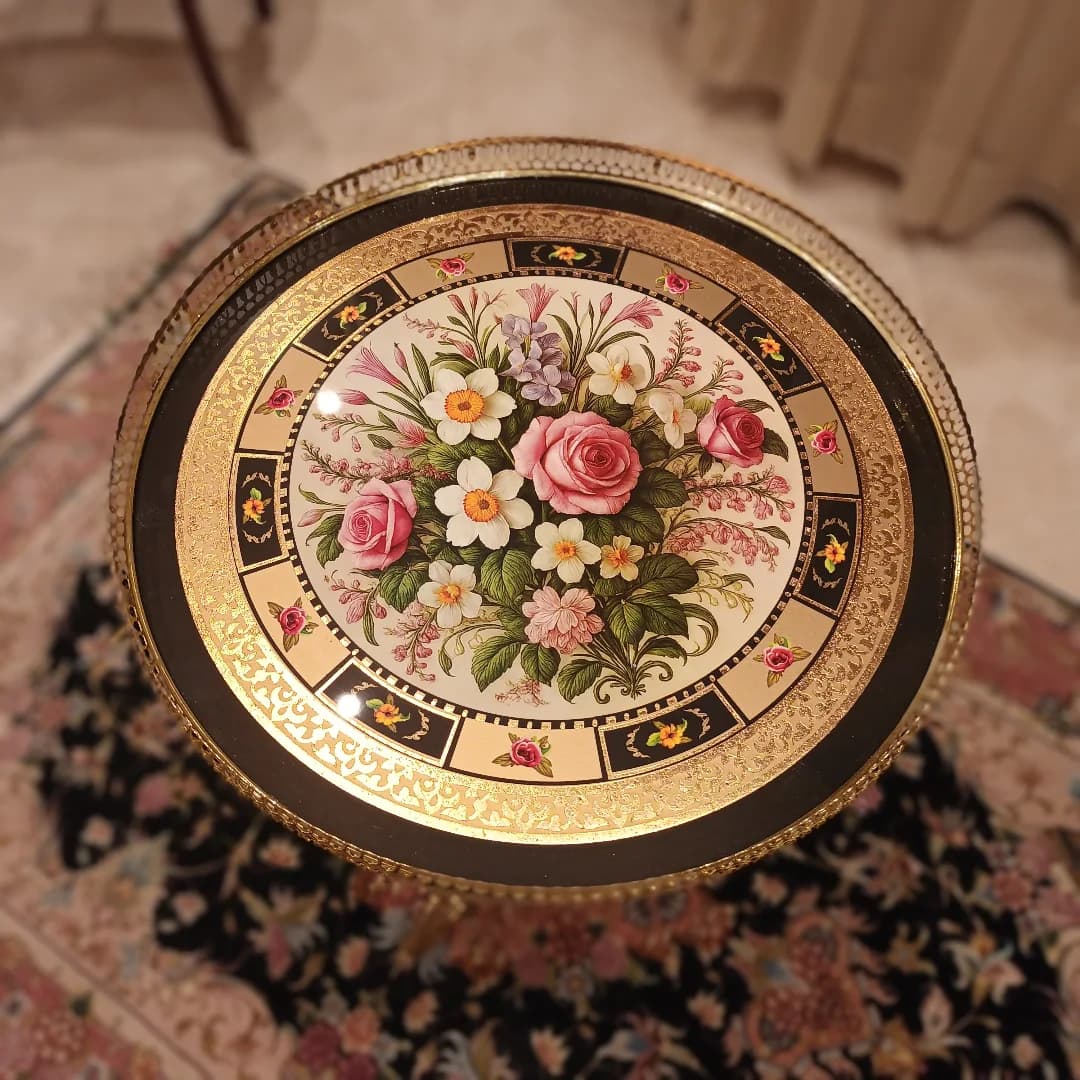 میز کنار سالنی تک پایه ورق طلا – قطر ۳۸ سانت طرح گل — تصویر ۲