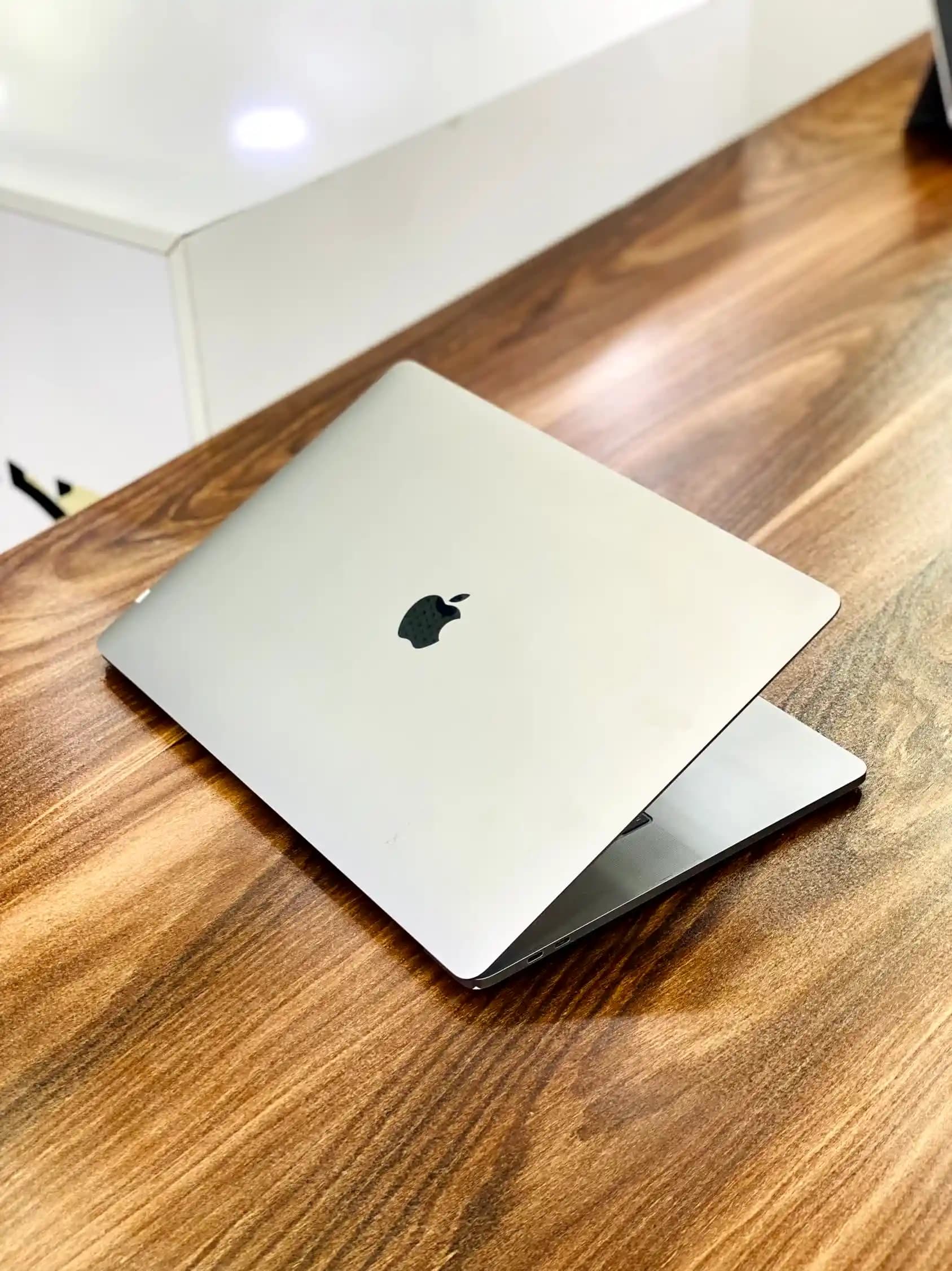 لپ تاپ MacBook Pro 2018 مشخصات i7 | 16gb | 500gb — تصویر ۳