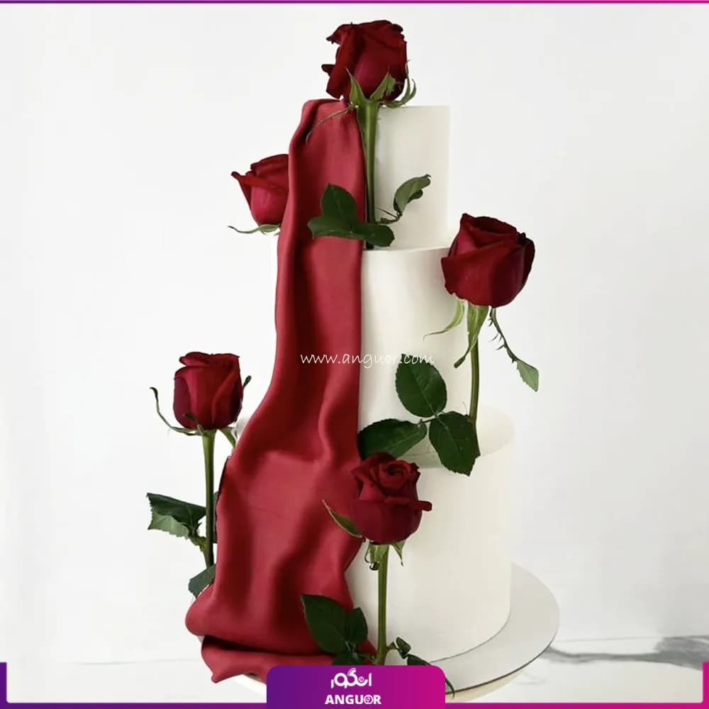 کیک سه طبقه با تزئین گل رز قرمز
