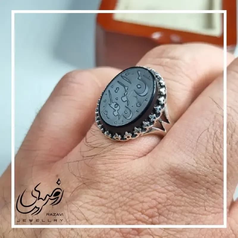 انگشتر نقره روس مردانه عقیق مشکی حکاکی امن المتوکلون رنگ ثابت — تصویر ۸