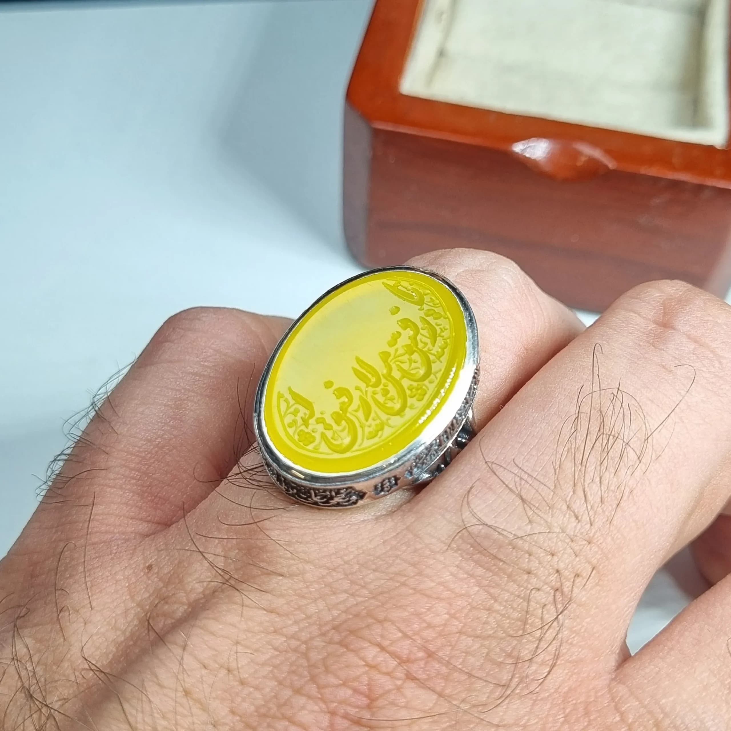انگشتر نقره مردانه عقیق زرد دستساز با حکاکی لا رفیق من لا رفیق له عیار 925 — تصویر ۱۱