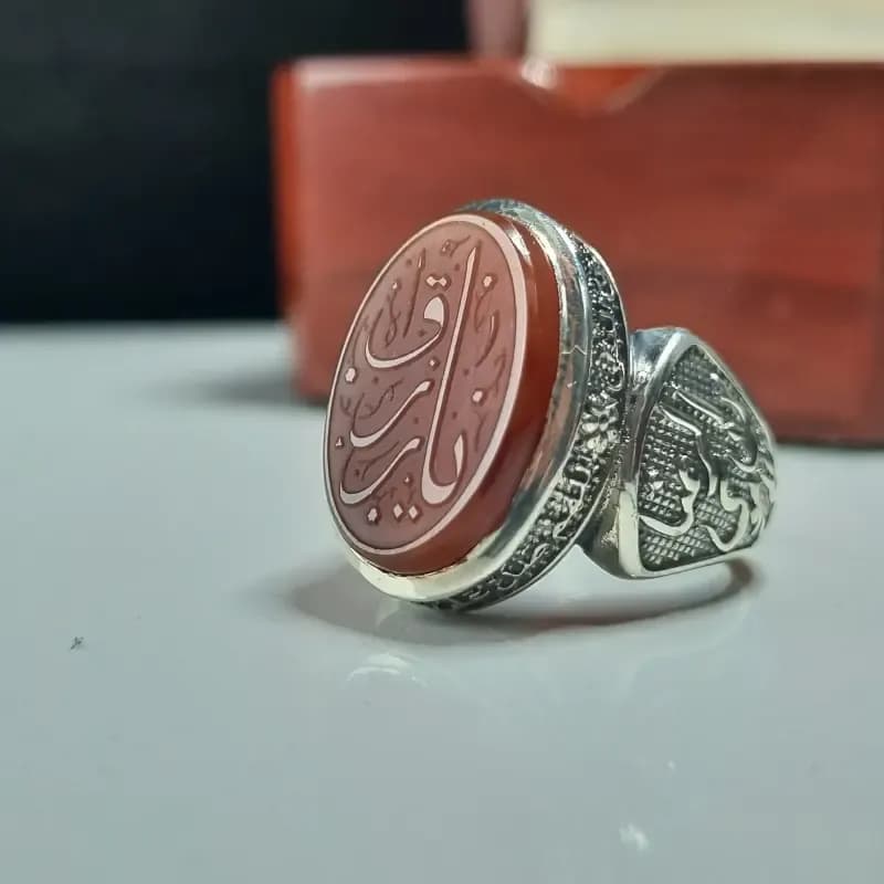انگشتر نقره مردانه عقیق زرد با حکاکی برجسته یا رزاق عیار 925 — تصویر ۴